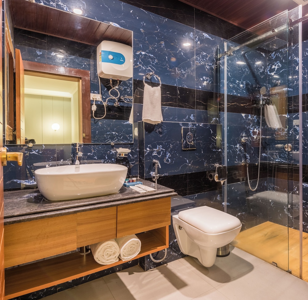 Luxury Room with Balcony - Photo 4
