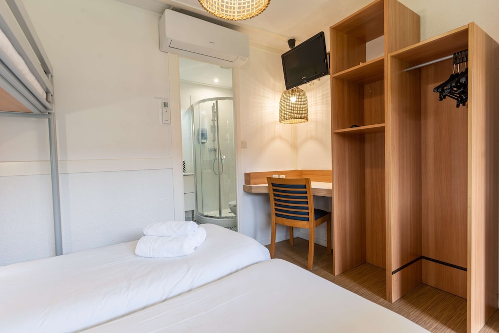 Standard Room, 3 Twin Beds - Photo 16