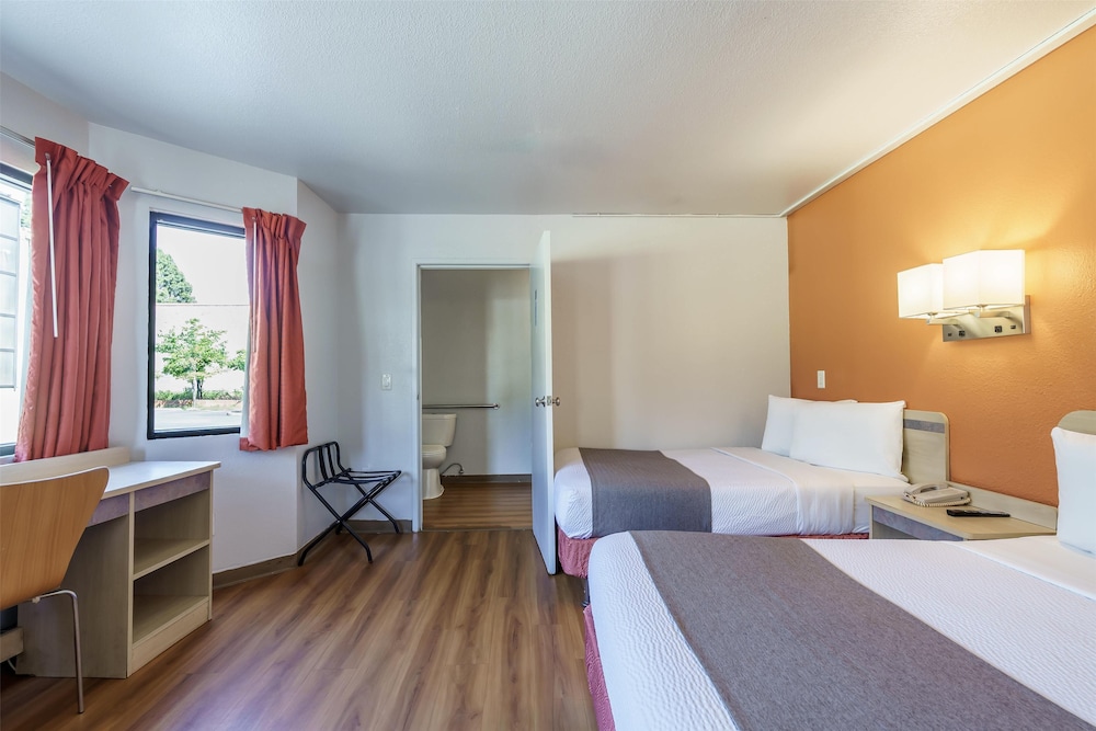 Deluxe Suite, 2 Double Beds, Non Smoking, Refrigerator & Microwave photo 2