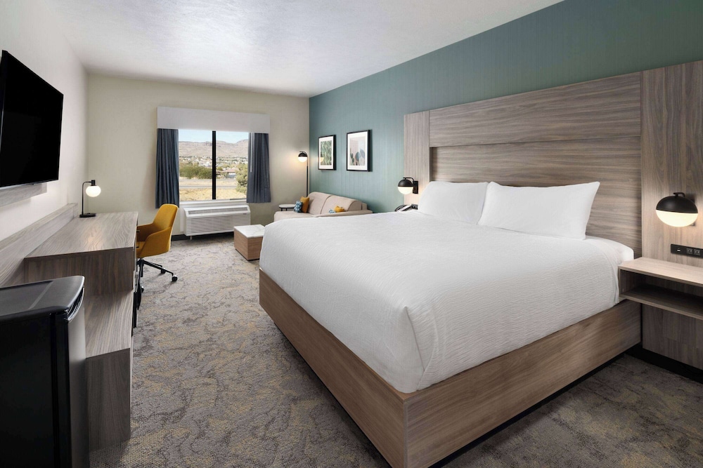 Suite, 1 King Bed (Golf)