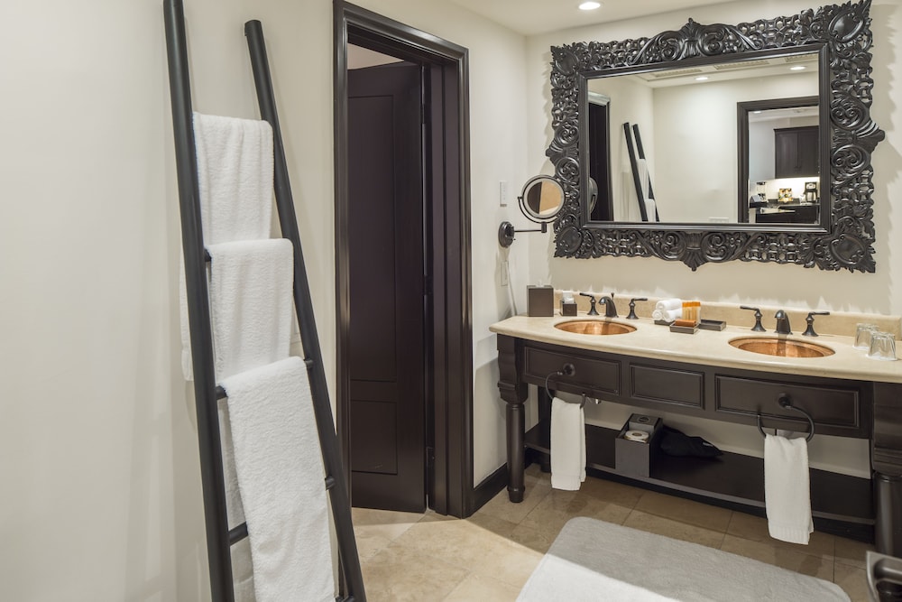 Junior 1 King Suite With Balcony