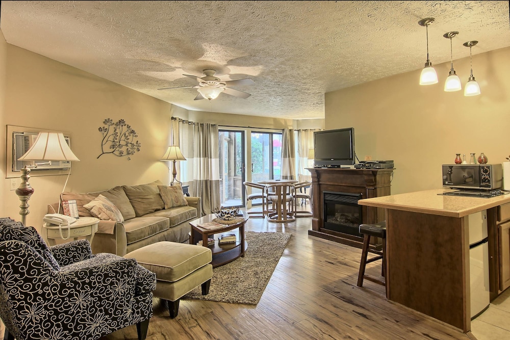 Deluxe Condo, 1 Bedroom (1 King and 1 Sofa Sleeper)