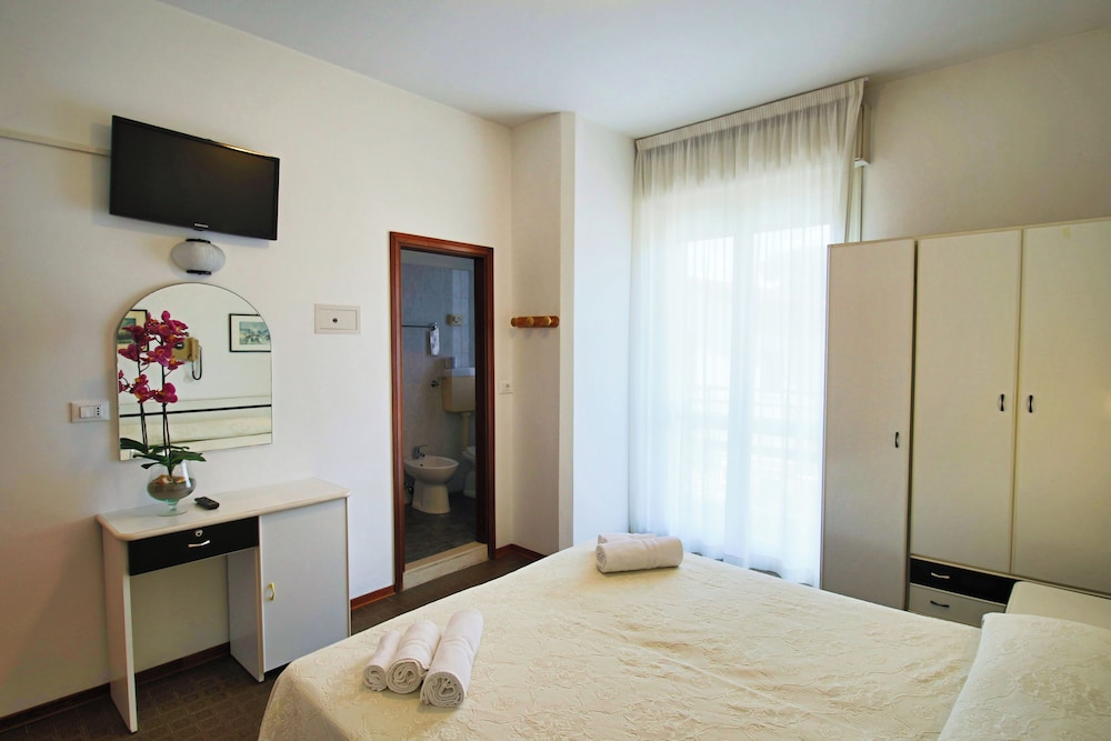 Classic Double or Twin Room photo 3