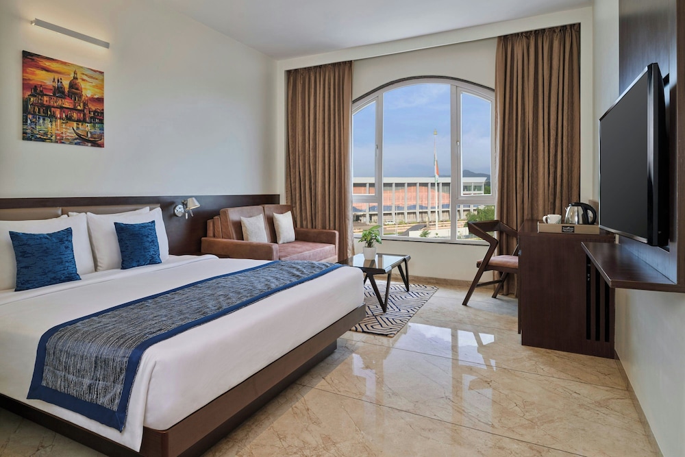 Room, 1 King Bed, City View - Photo 1