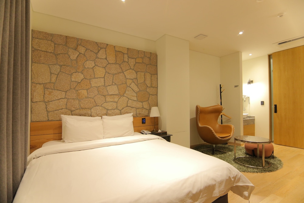 Economy Room (2F, Check-in 6pm to 12pm)