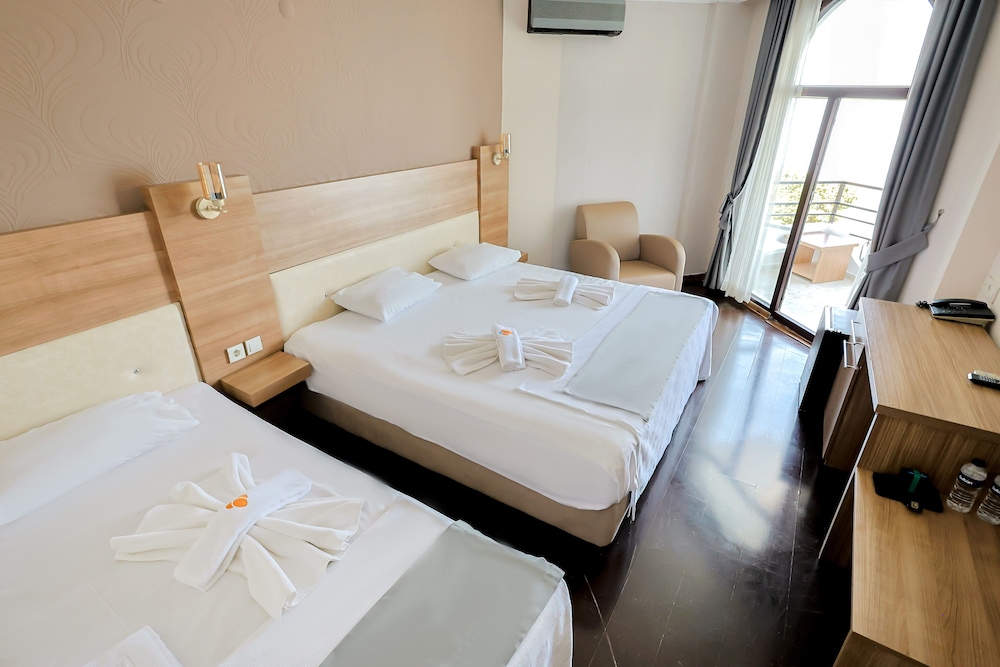 Standard Triple Room, Multiple Beds, Non Smoking photo 1