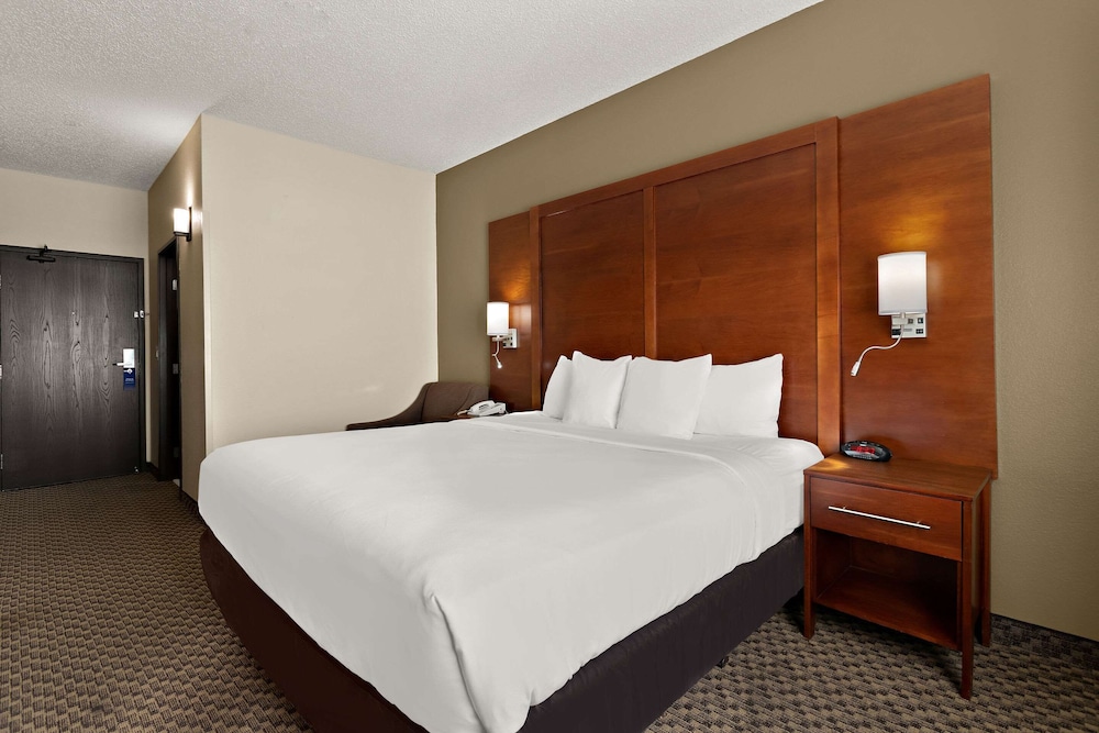 Standard Room, 1 King Bed, Non Smoking - Photo 2