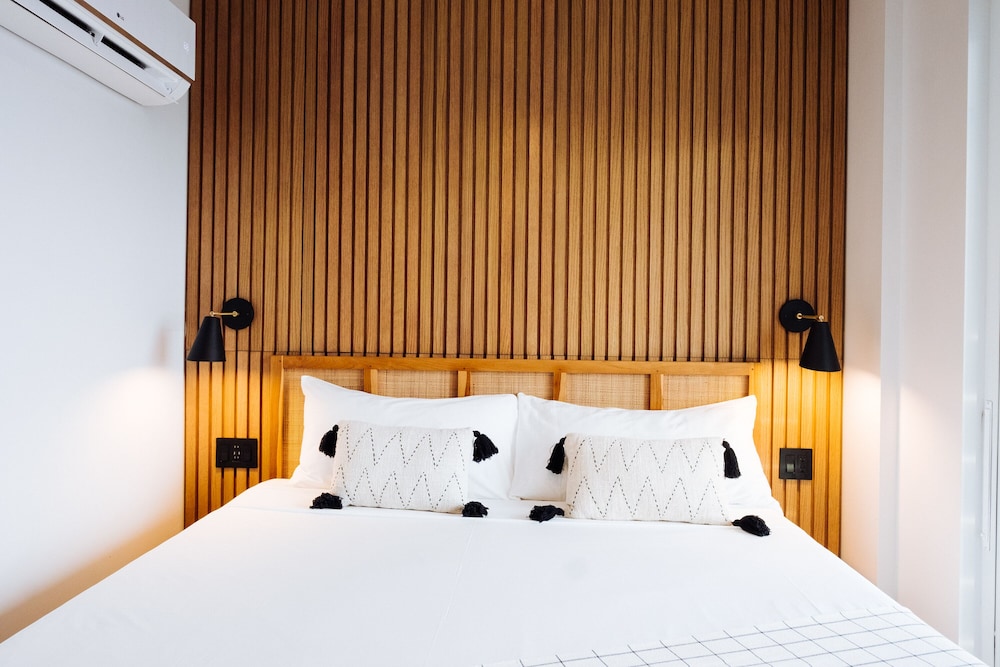 Deluxe Room, 1 King Bed, Bay View photo 3