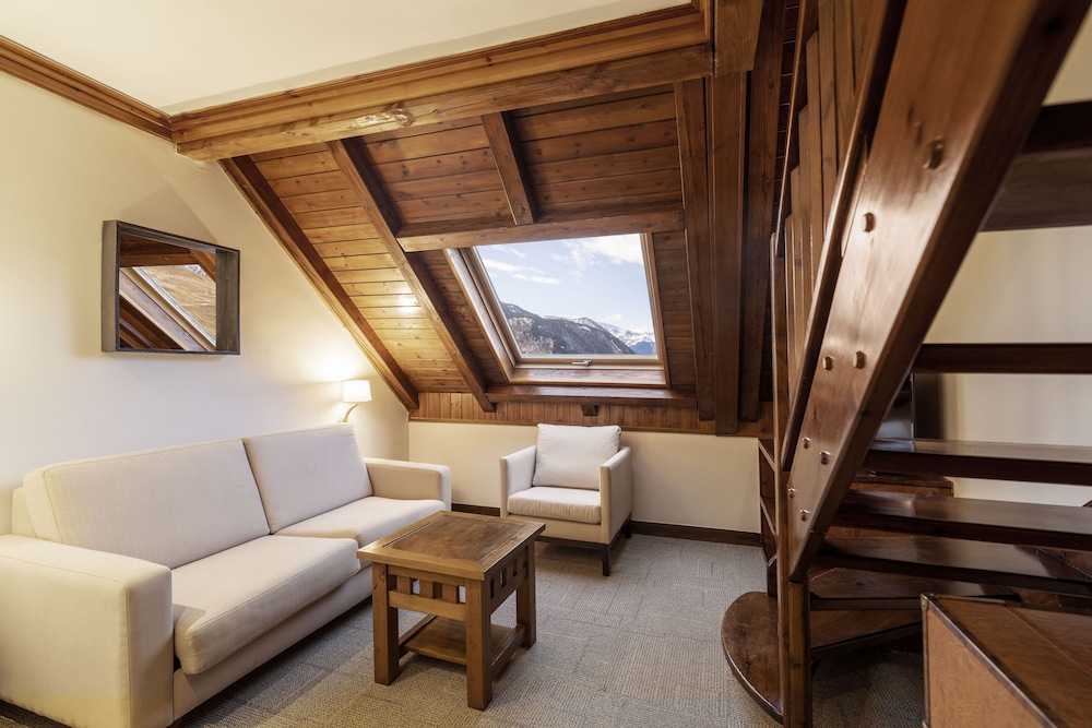 Family Room (Occitania, with View, 3 Adultos)