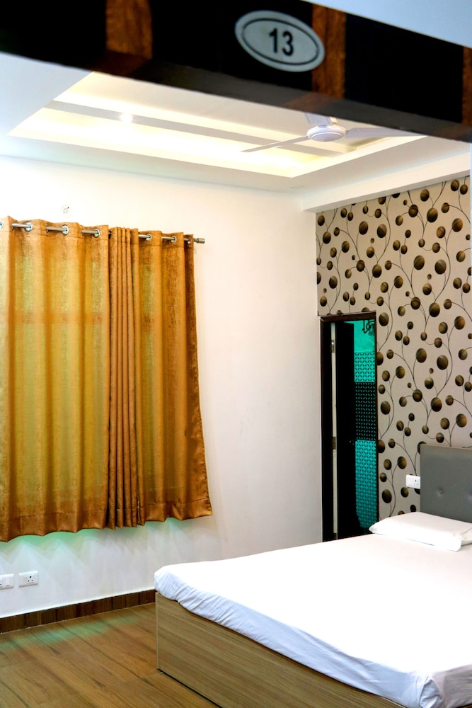 Deluxe Room - Photo 9