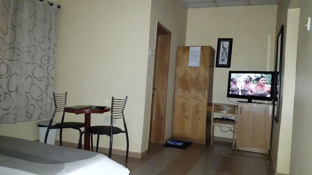 Deluxe Suite, 1 King Bed, Pool View photo 2