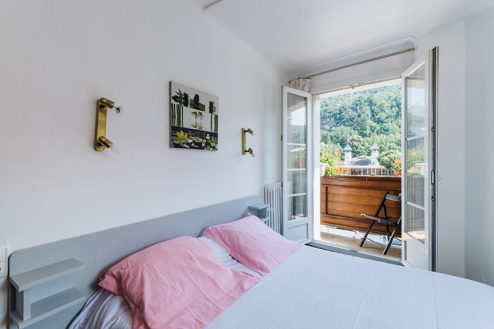 Double Room, Bathtub