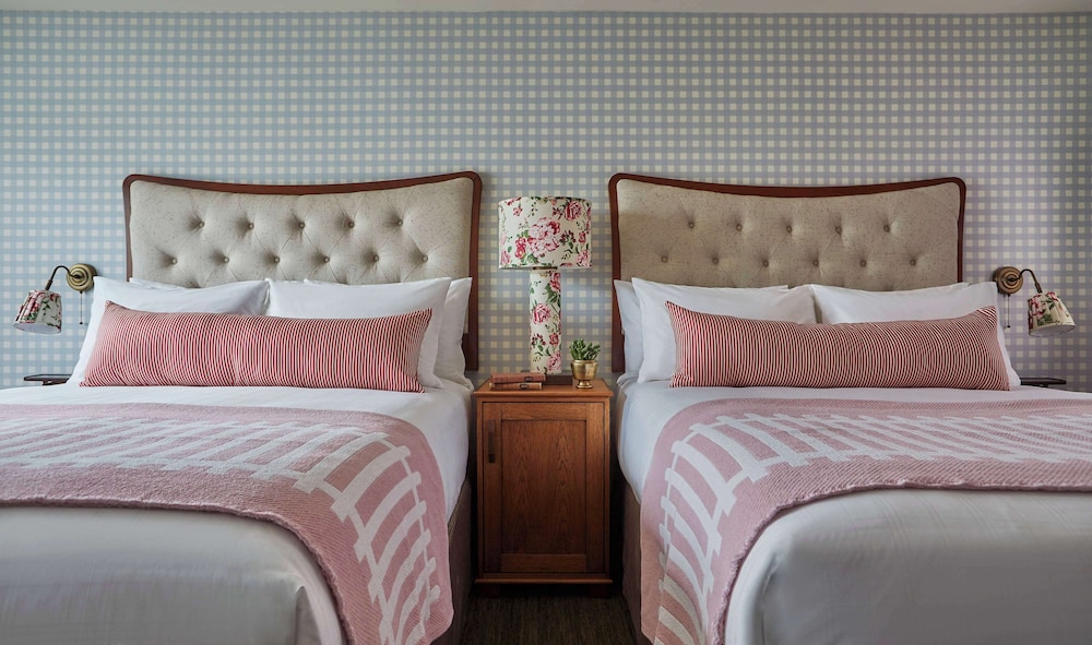 Junior Suite, 2 Queen Beds, Bathtub photo 2