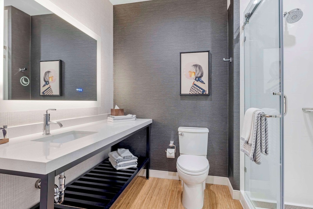Room, 1 King Bed, Accessible, Non Smoking (Upgrade) - Photo 15