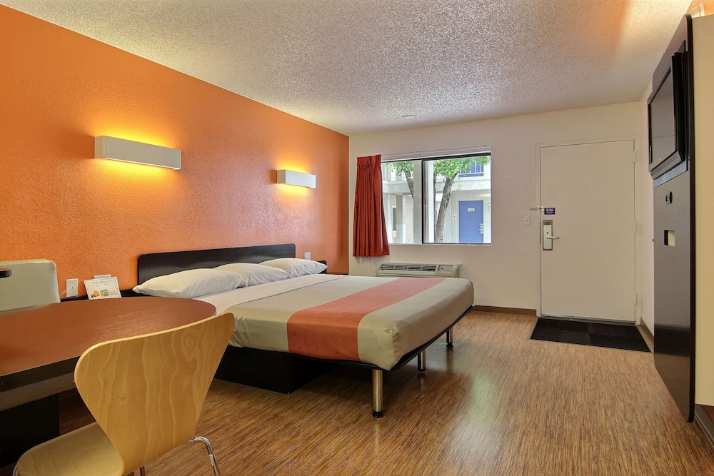 Standard Room, 1 King Bed, Non Smoking photo 3