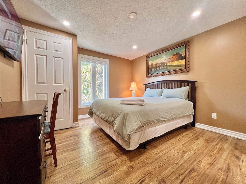Deluxe Room, 1 Queen Bed, Private Bathroom