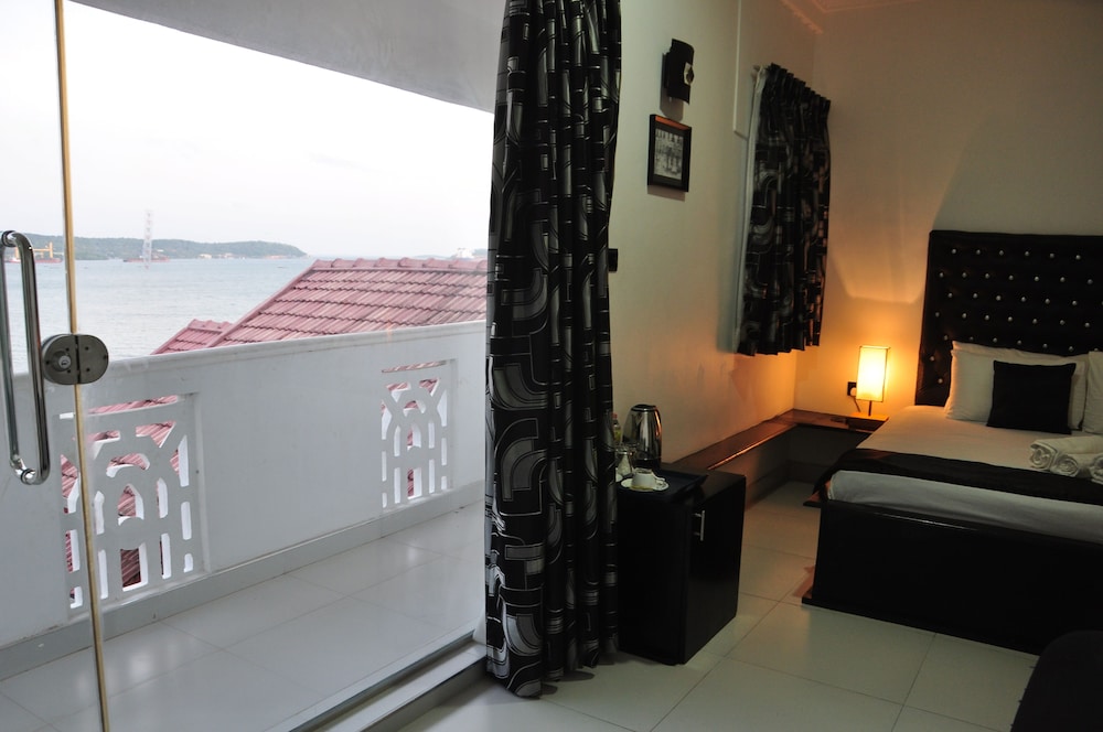 Exclusive Penthouse, 1 King Bed, Bay View, Executive Level photo 3