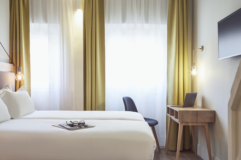 Standard Twin Room - Photo 1