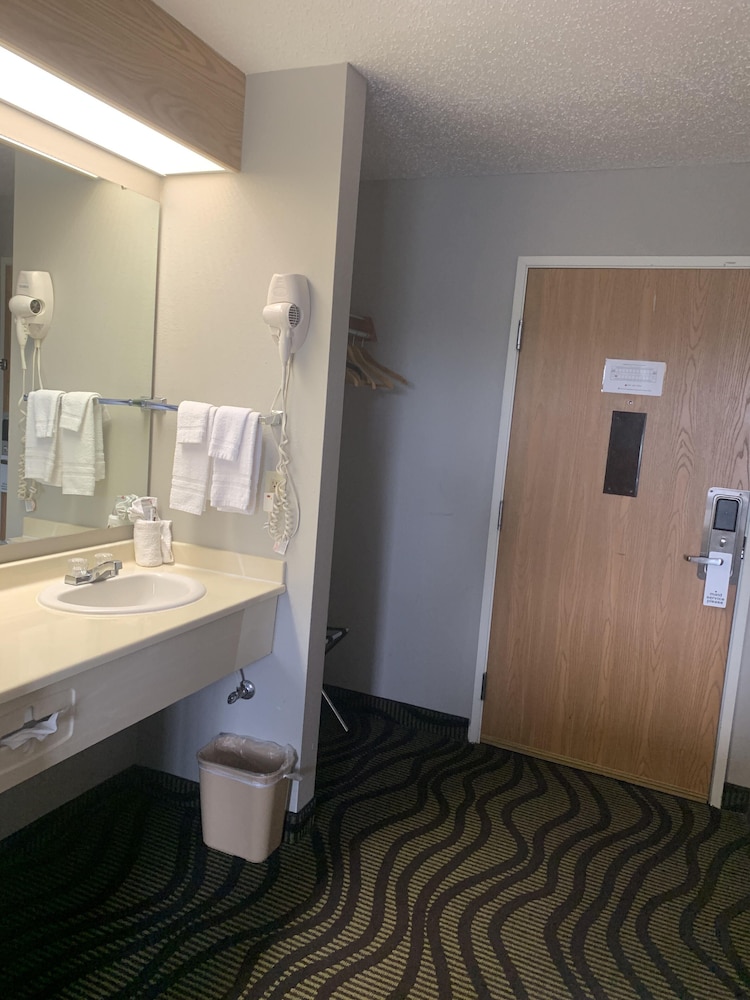 Deluxe Room, 2 Queen Beds, Refrigerator & Microwave photo 2