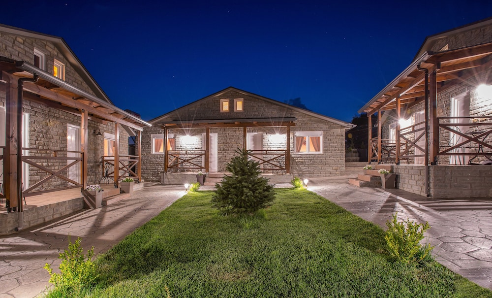 Classic Bungalow, 2 Bedrooms, Mountain View photo 3