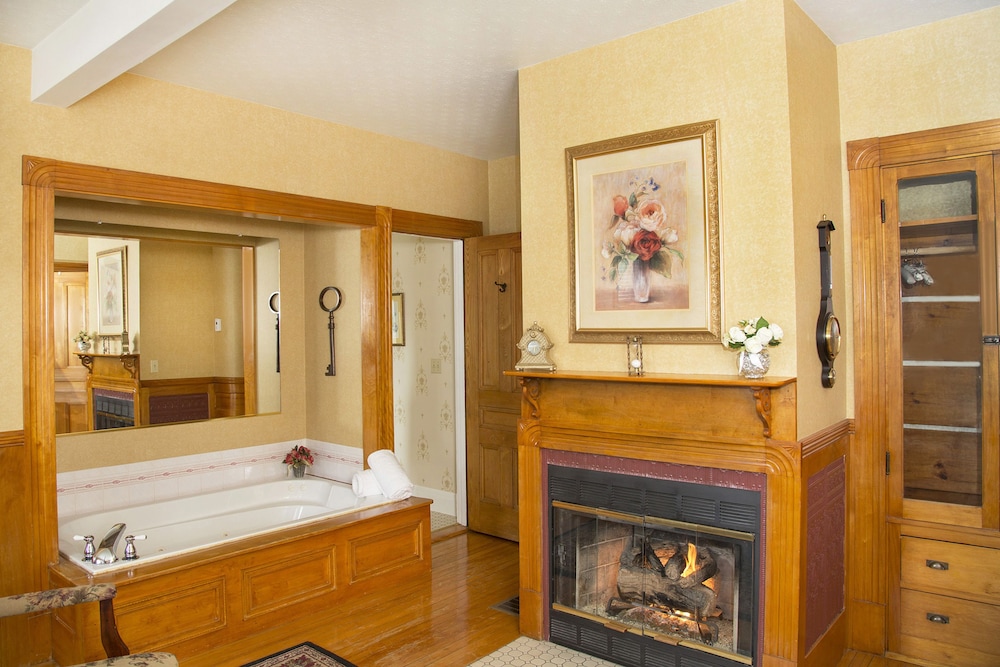 Monroe Deluxe Suite - Jetted Tub photo 3