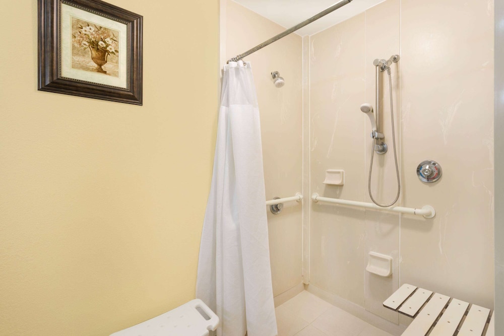 Room, 1 King Bed, Accessible, Non Smoking (Exterior) - Photo 3