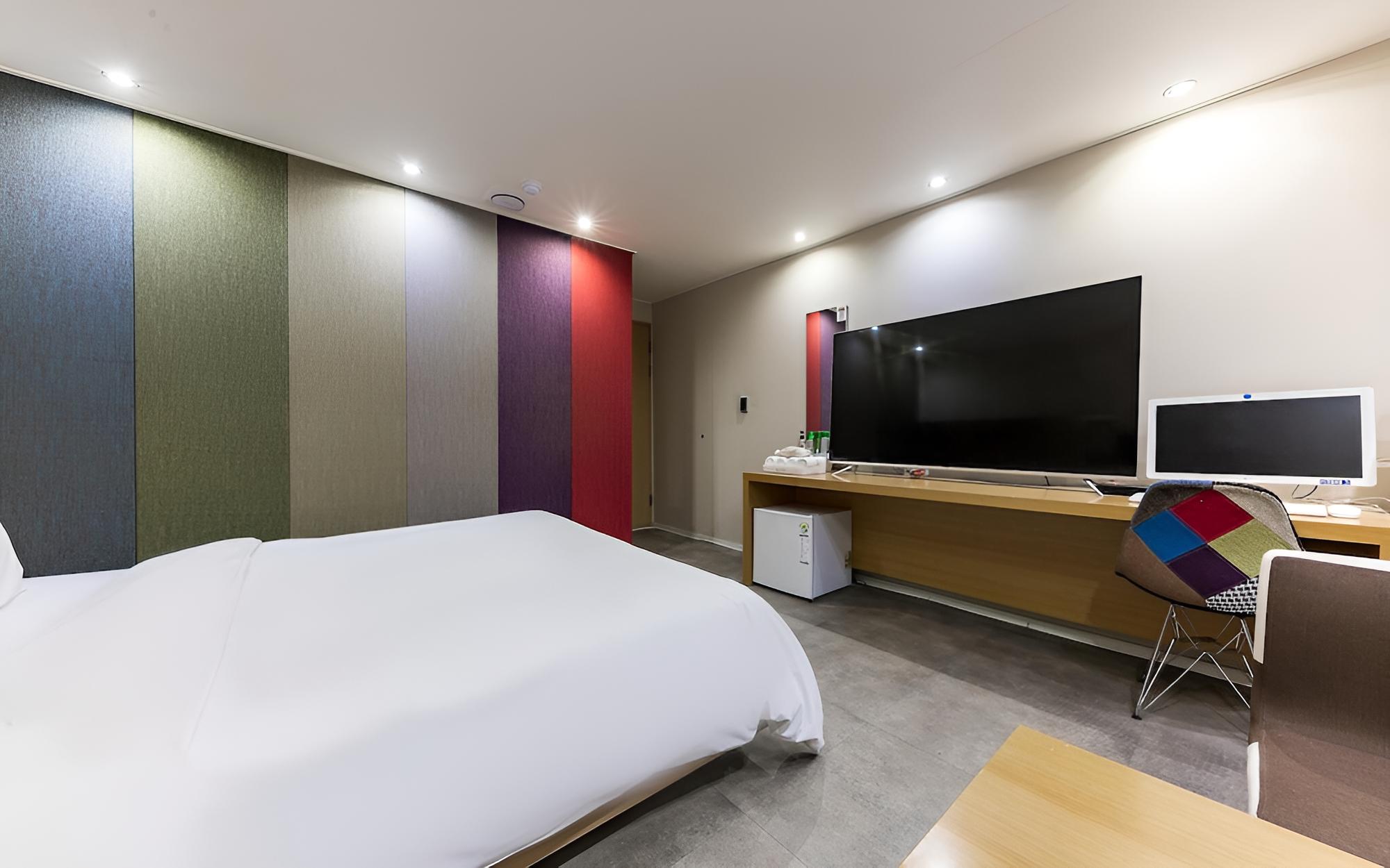 Room (The Hotel (Breakfast corner available) - Photo 2