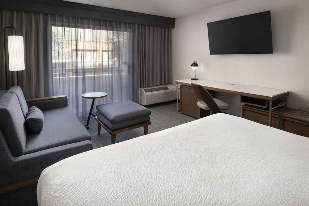 Room, 1 King Bed (Mobility/Hearing Access, Roll-in Shwr) photo 2