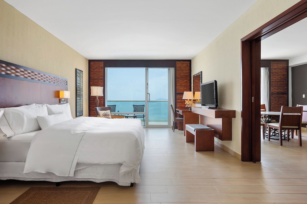 Club Suite, 1 King Bed, Ocean View - Photo 1