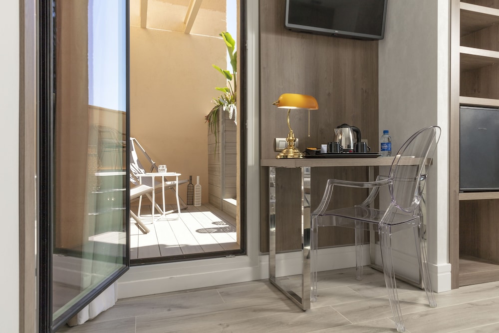 Superior Room, 1 Queen Bed, Terrace, City View photo 3