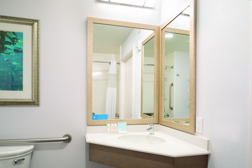 Room, 2 Queen Beds, Accessible (Roll-in Shower) photo 2