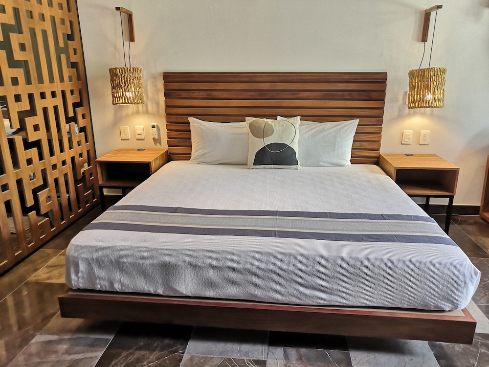 Suite de lujo, 1 cama king con sofá cama, piscina privada, área de patio.