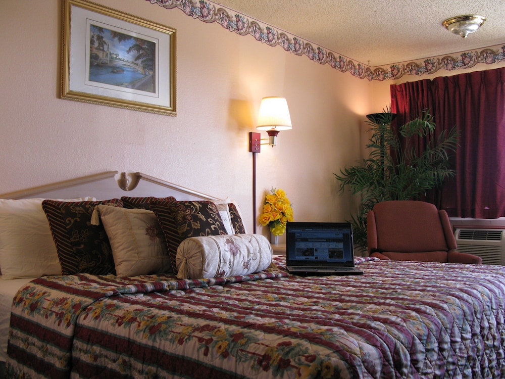 Standard Room, 1 King Bed photo 2
