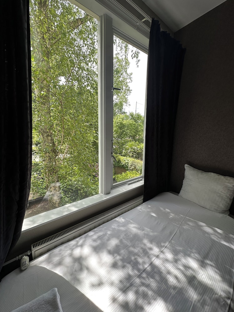 Standard Twin Room - Photo 3