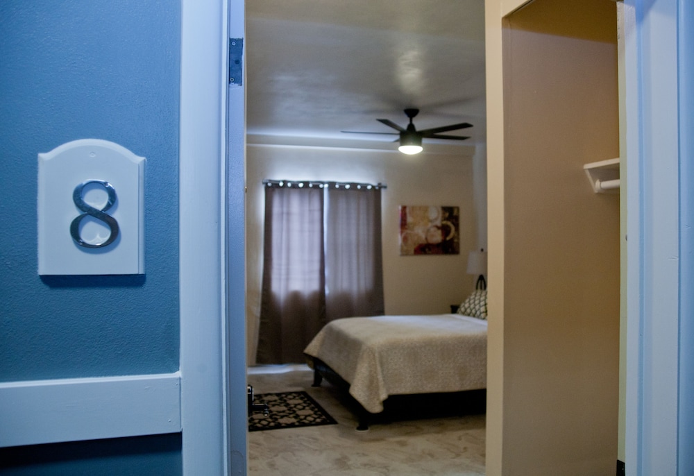 Basic Room, 1 Queen Bed photo 1