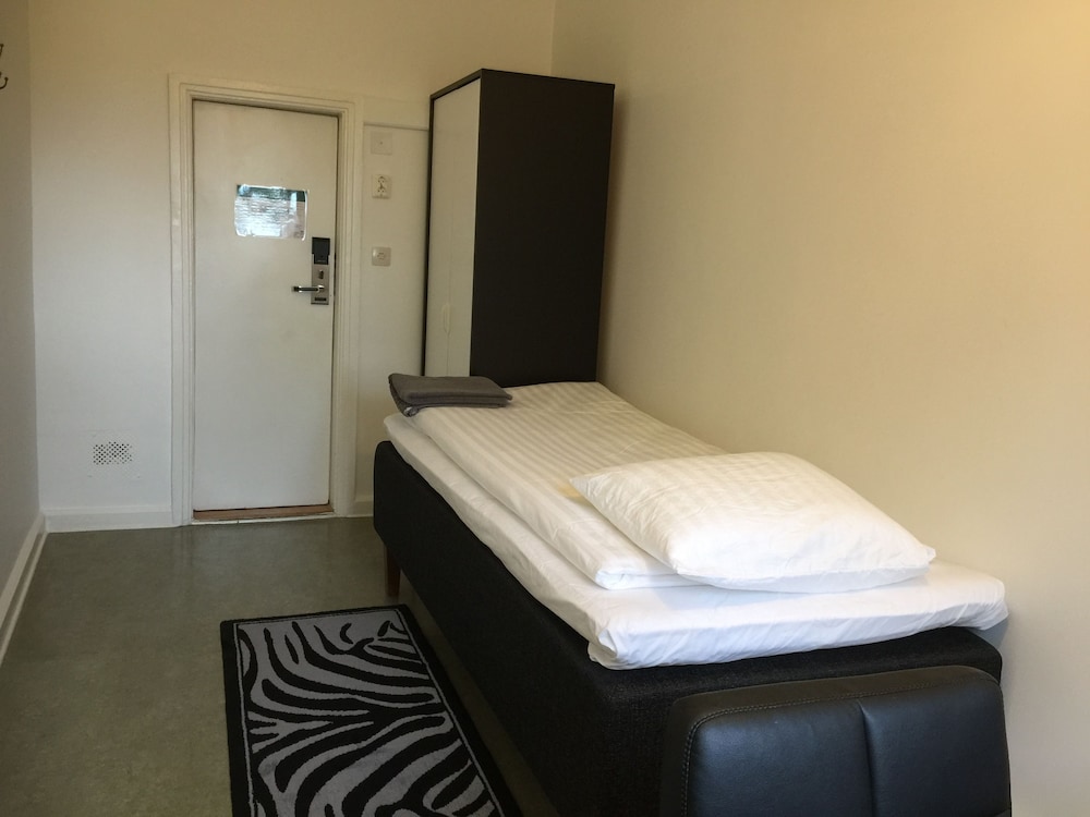 Basic Single Room, Shared Bathroom, Park View photo 1