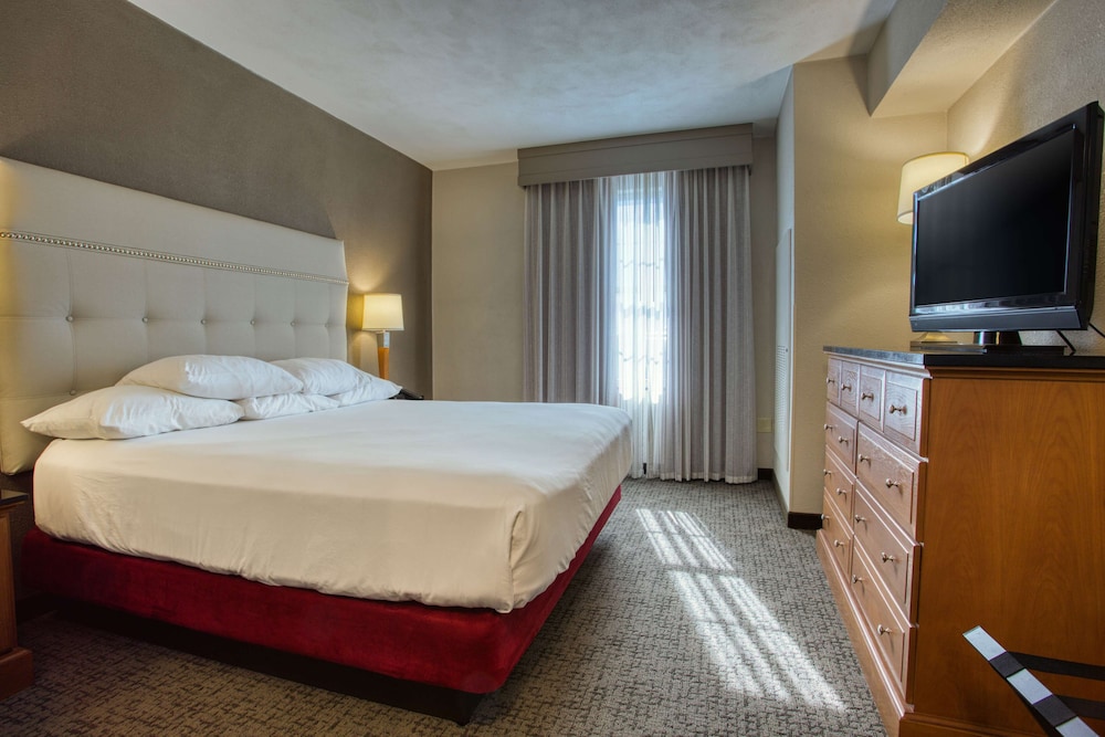 Suite, 1 King Bed, Refrigerator & Microwave (Upper Floor) - Photo 4