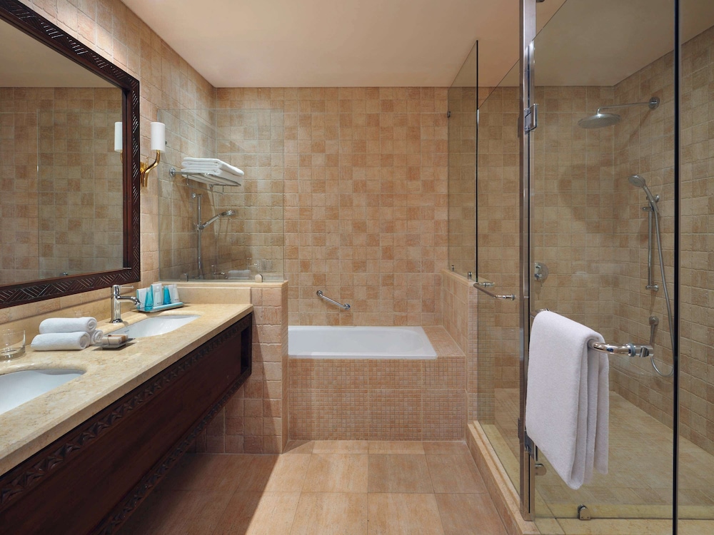 Deluxe Suite, 1 King Bed, Pool View - Photo 3