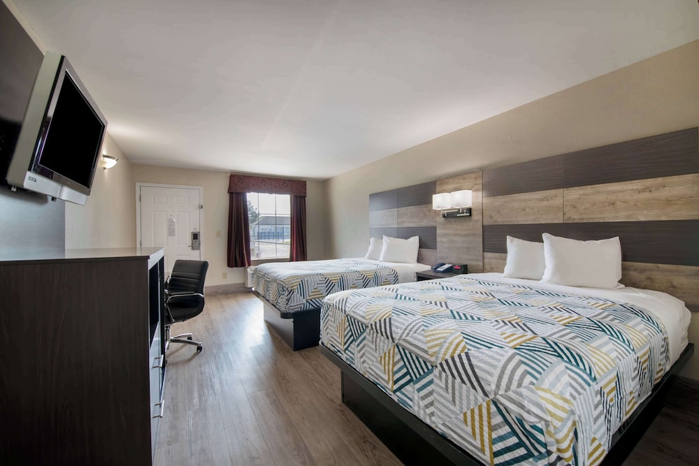 Deluxe Room, 2 Queen Beds, Non Smoking, Refrigerator & Microwave photo 2