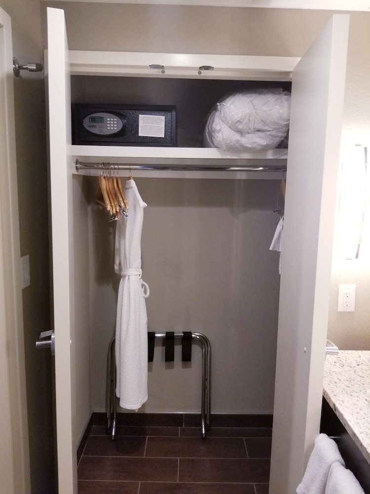 Room, 2 Double Beds, Mountain View thumbnail 5