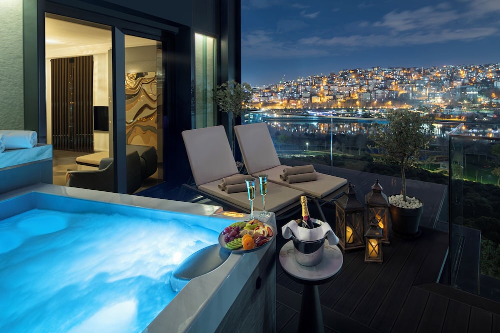 Suite, 1 King Bed (Golden Horn) photo 3