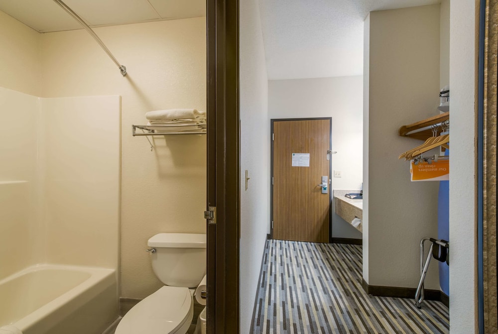 Standard Room, 1 Queen Bed, Non Smoking - Photo 4