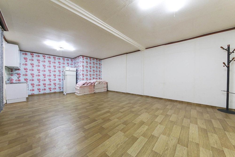 Family Room (8 Ppl) photo 2
