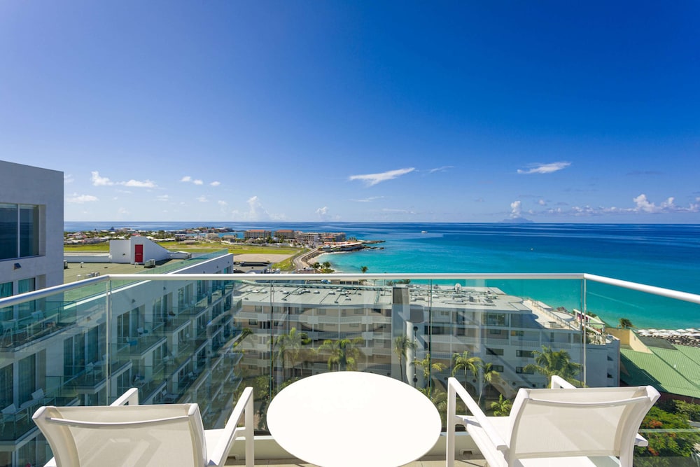 Executive Suite, 1 King Bed with Sofa bed, Pool View (Sky Loft Suite)
