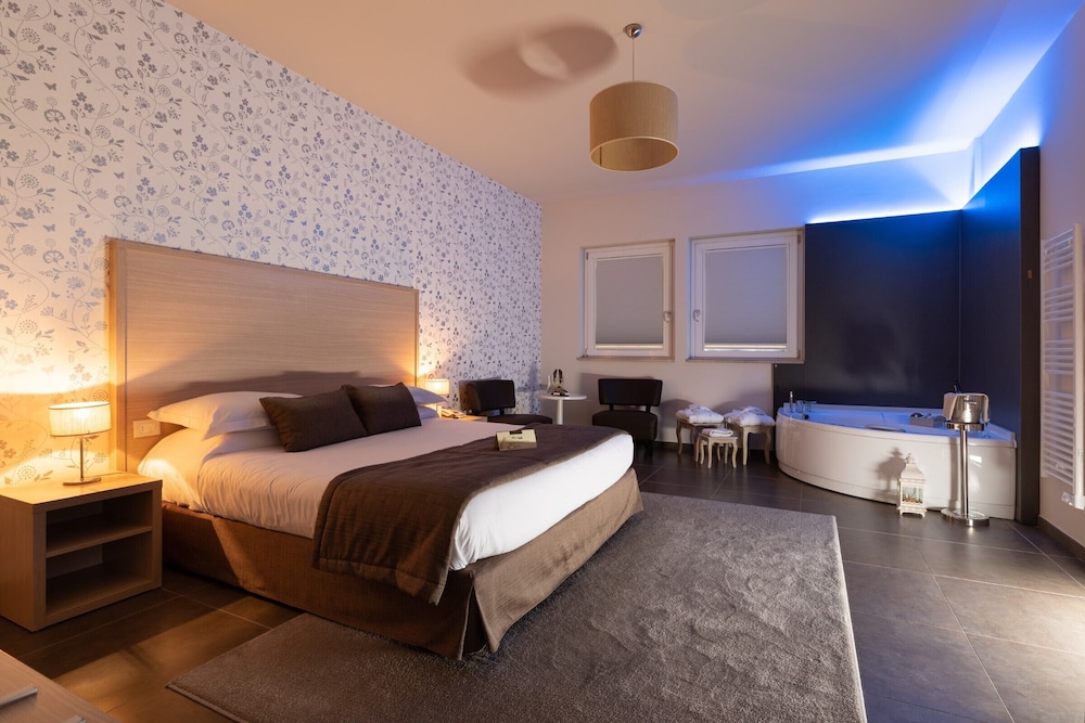 Romantic Studio Suite, 1 Queen Bed, Hot Tub, Sea View