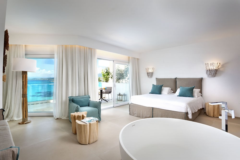 Pool Suite - Photo 1