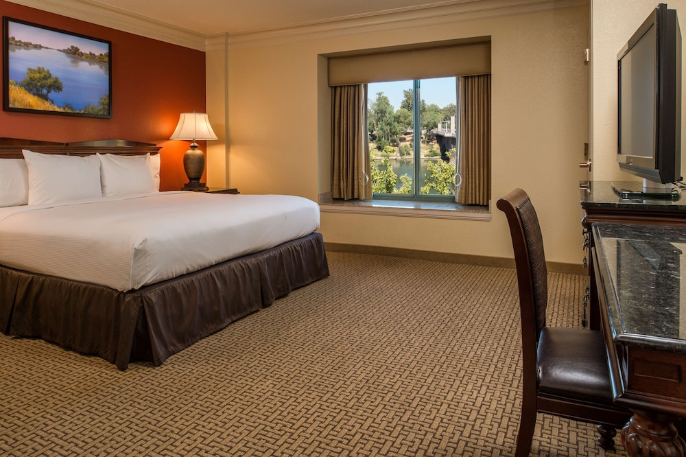 Suite, 1 King Bed, Accessible, Corner (2 Room Governor Suite, Roll-In Shower) - Photo 4