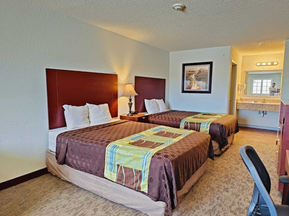 Room, 2 Queen Beds, Non Smoking photo 1