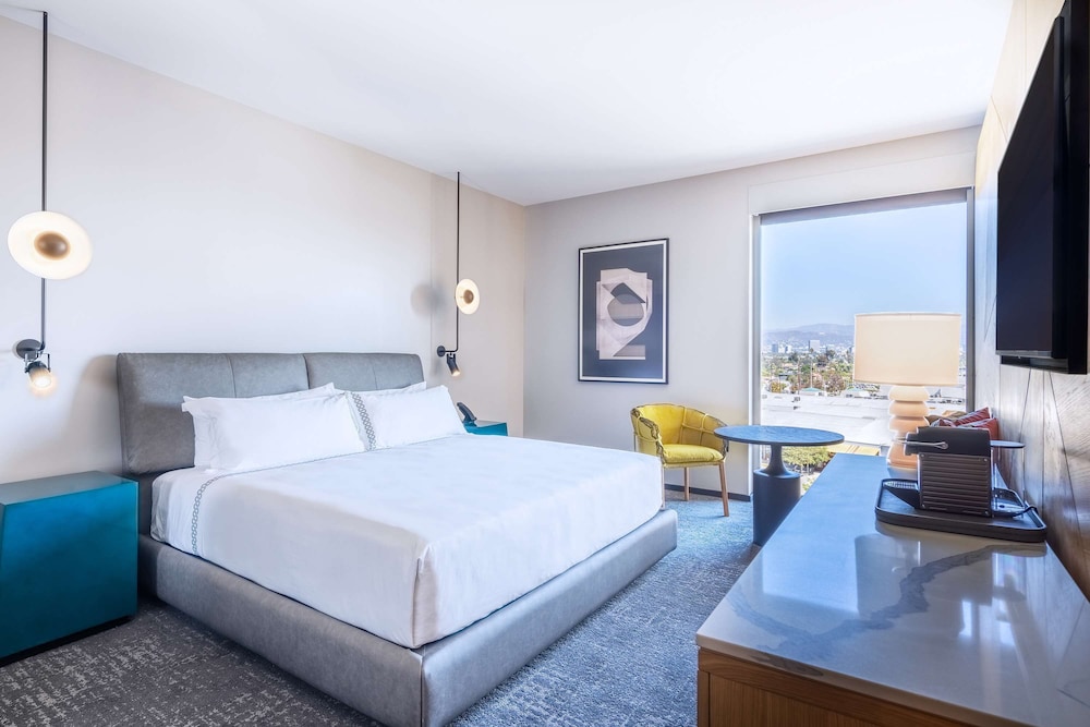 Room, 1 King Bed (Hollywood Hills View) - Photo 1