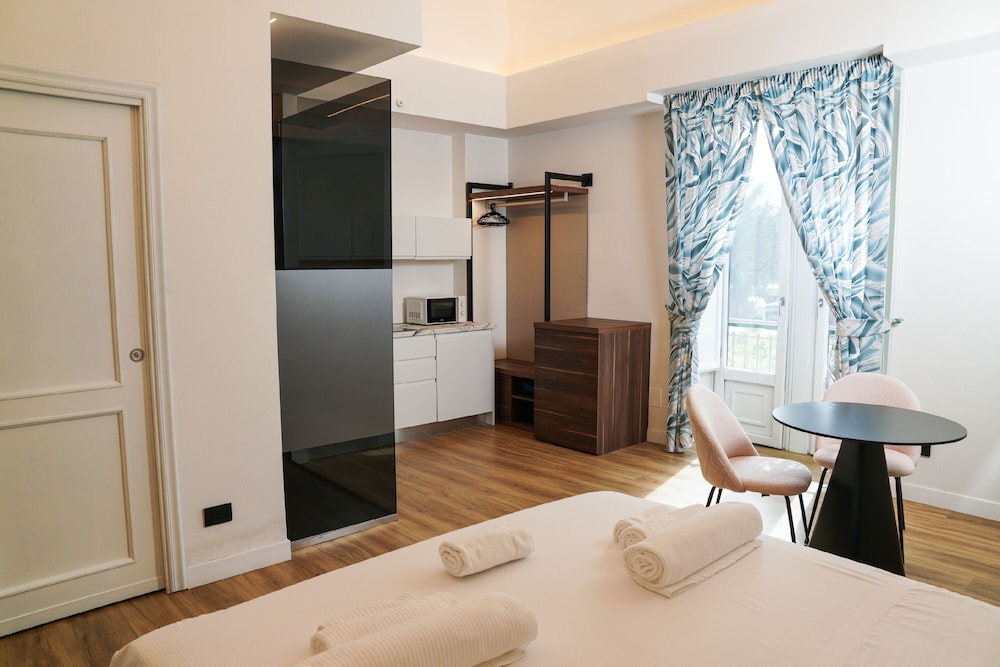 Deluxe Double Room - Photo 11